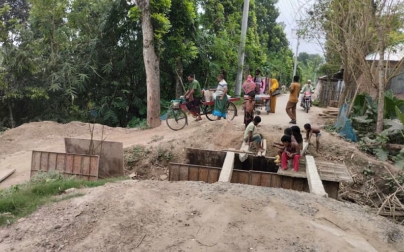 দৌলতপুরে রাস্তা সম্প্রসারনের কাজ বন্ধ করে লাপাত্তা ঠিকাদার- জনদুর্ভোাগ চরমে 